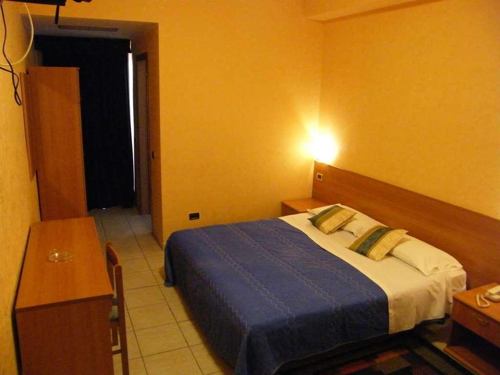 פרוזינונה Hotel Residence Memmina חדר תמונה